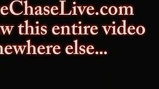 Domácí Charlee Chase dojí kokot radostným cucáním a ruční