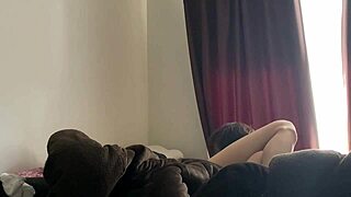 Schöne Buchhalterin wird wild mit jungem 18+-Freund bei Tages-Creampie!