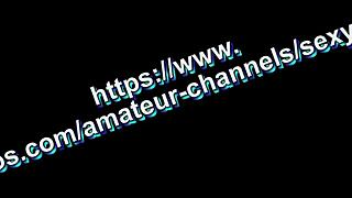 MILF sexy Frina învață trucuri de cunnilingus. Băiatul linge pizda în poziție de cățea pentru orgasm squirting ud