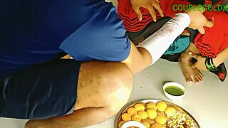 Komal的汁多阴户在激烈印度自制动作中被舔