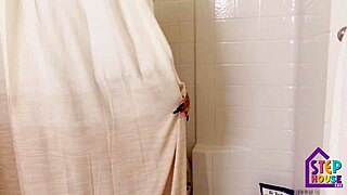 Уау, моята дебела мащеха учи заварения си син здраво! 😈