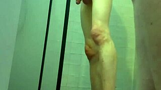 دش سريع ساخن في باريس! ميلف بصدر كبير تُضرب بقوة تحت الماء