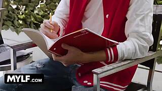 Stepmom loira mostra peitos enormes para brincadeira dos enteados.