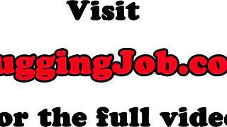 Velikosisa milf trlja susedov kurac do prljavog cumshot-a u close-up-u