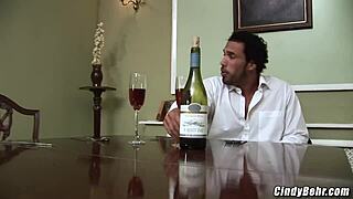 Μαύρος στουντ γαμάει σκληρά τις busty MILF Cindy Behr και Paige Ashley