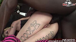 ميلف نحيفة بيضاء تاخذ زب أسود كبير في الشرج