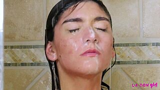 بنت قمرية حلوة تحول الدش للعب جنسي ساخن