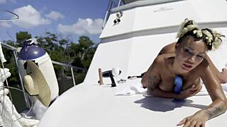 Monika Fox wird wild mit Dildo auf der Yacht