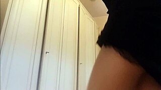 Η MILF μαμά upskirt αποκαλύπτει μεγάλα στήθη και κώλο!