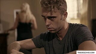 年轻小伙猛干金发继母的秘密情事