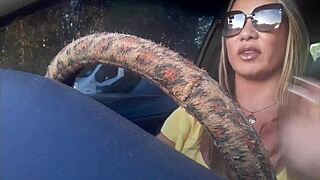 科里达·妈妈德里夫·皮卡丘·洛拉展示张开的屁股和大阴蒂