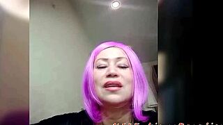 よ、こいつ見て！美しい熟女がパンティでクリトリスを擦ってる！