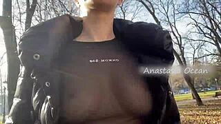 Защо тази красавица показва големите си цици в обществения парк?