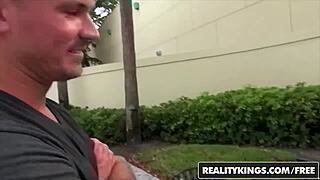 يو، شوف رياليتي كينغز مع كاتالينا ميلز حلوة في الشورت على الشارع الثامن!