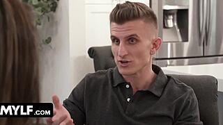 莱利·雅各布斯在健身房操年轻摄影师，吞精液并脏话连篇