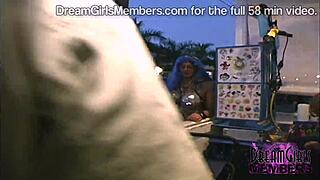 Hej, vill du se exhibitionistfruar som flasher pattar och fitta på Fantasy Fest?