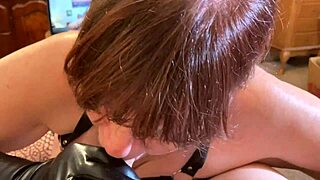 Guardare la nonna metal Carmen succhiare cazzo in POV è irreale, puro brivido!