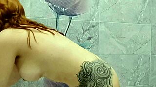 Stor røv MILF optager dampende badeværelsesklip med sine yndlingslegetøj