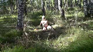 מילף הרה מתפשטת עירומה בחוף, מראה יופי טבעי בפטיש ציבורי