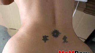 熟女サバナ・スタイルズが息子のデカチンポに騎乗