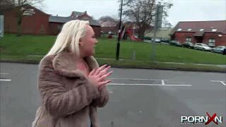 熟女ブロンドが公道でフラッシュしてオシッコ
