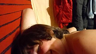 乌克兰熟女精通深喉和狗式骑乘，激烈动作让她湿滑技巧闪耀！