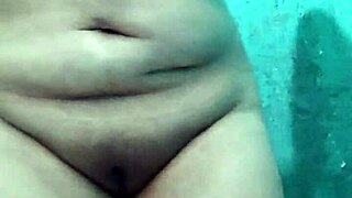 我丰满性感的继母在洗澡时自摸，多诱人的景象！