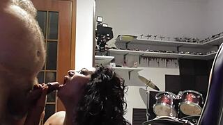 Δες αυτή την κομπίλα κουμ με MILF που γαμάνε, πιπιλάνε, κάνουν χειροβασία και φυσάνε πούτσα