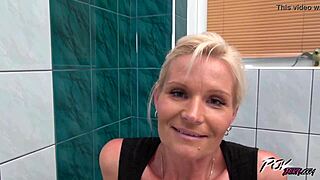 Зрелая горничная платит красивой пиздой за разоблачение у бассейна