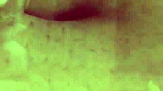 Грозна дебела домакиня получава сперма върху големия си корем!