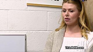 MILF с големи цици чука пазач в мола силно