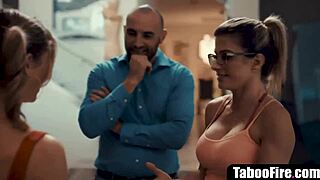 Ung cheerleader tvunget ind i intens trekant med MILF træner og mand