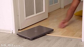 Καυτή MILF καθαρίστρια Μίνα Κ λαχταράει μεγάλο καυλί με κρέμα μετά που έπιασε φοιτητή να αυνανίζεται στο Momxxx