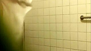 Isteri Cina Rakam Diri Di Bilik Mandi