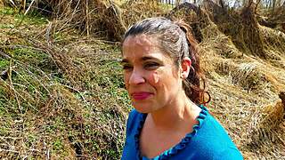 הליכת זרע ציבורית - תראה את הפנים שלה נוטפות מבושה אחרי פנים ענק!