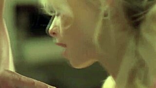 ブロンド恋人がMILFをガガってハンドジョブ