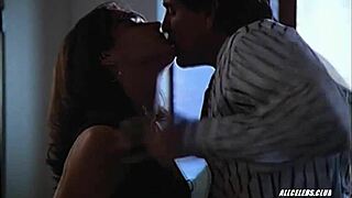 كيم ديلاني عارية الصدر في فيلم المغوية 1995