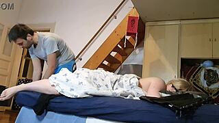 Pervers styvson smyger och runkar till styvmammas fötter i hd