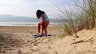 Surprise une MILF pulpeuse en train de se changer et faire du sport sur la plage, incroyable !
