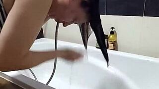 Dusch-Voyeur erwischt nackte Regina Noir beim Haarewaschen