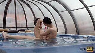 Chuda pornstar zdejmuje ciuchy na ostre jebanie