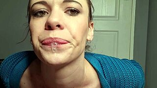 Étouffant mon visage de salope avec bulles de salive sur seins pendants !