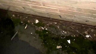 oh uomo, guarda questa tipa di strada che si infila roba in figa correndo in pubblico!