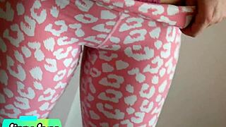 فتاة روسية تنفجر في الملابس الداخلية بعد تدليك كسها الناعم