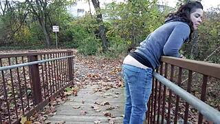  staged公共露阴与屁股裂缝购物者狂野羞辱场景