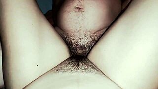 Molim šefa za povišicu, završavam u njegovom krevetu za brzu akciju