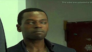 Attrice ebony con grosse tette si spoglia nuda sul set cinematografico