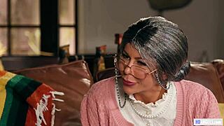 Esplorando misteri con tata e figliastra in parodia divertente