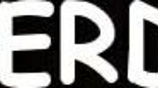 Nerd dapat hisapan liar dan naik dari babe mature.