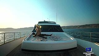 MILF Blonde Naik Kontol Monster di Perjalanan Kapal